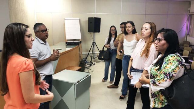 Juliana e Jesuíno reúnem os alunos para apresentar o prédio da Emgetis