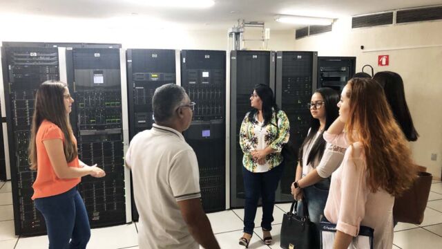 Jesuíno apresenta aos alunos o Data Center da Emgetis